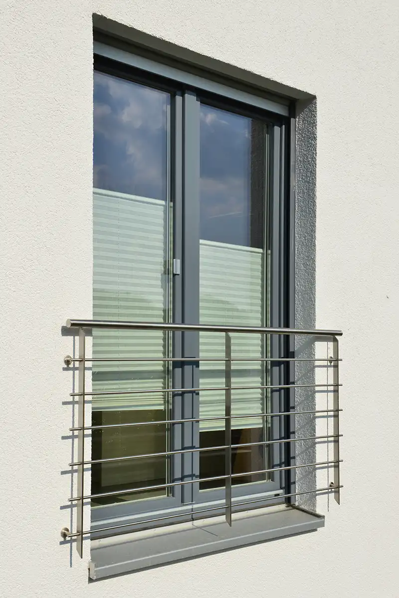 Balkon im Landhausstil aus Holz