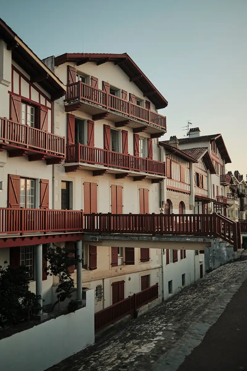 Balkon im Landhausstil aus Holz