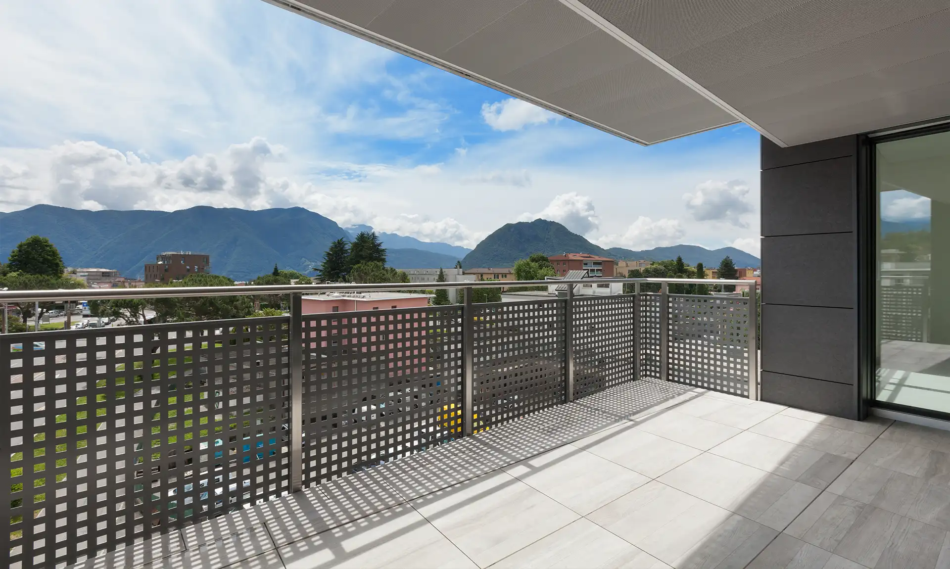 Moderner Balkon in einem Wohnhaus