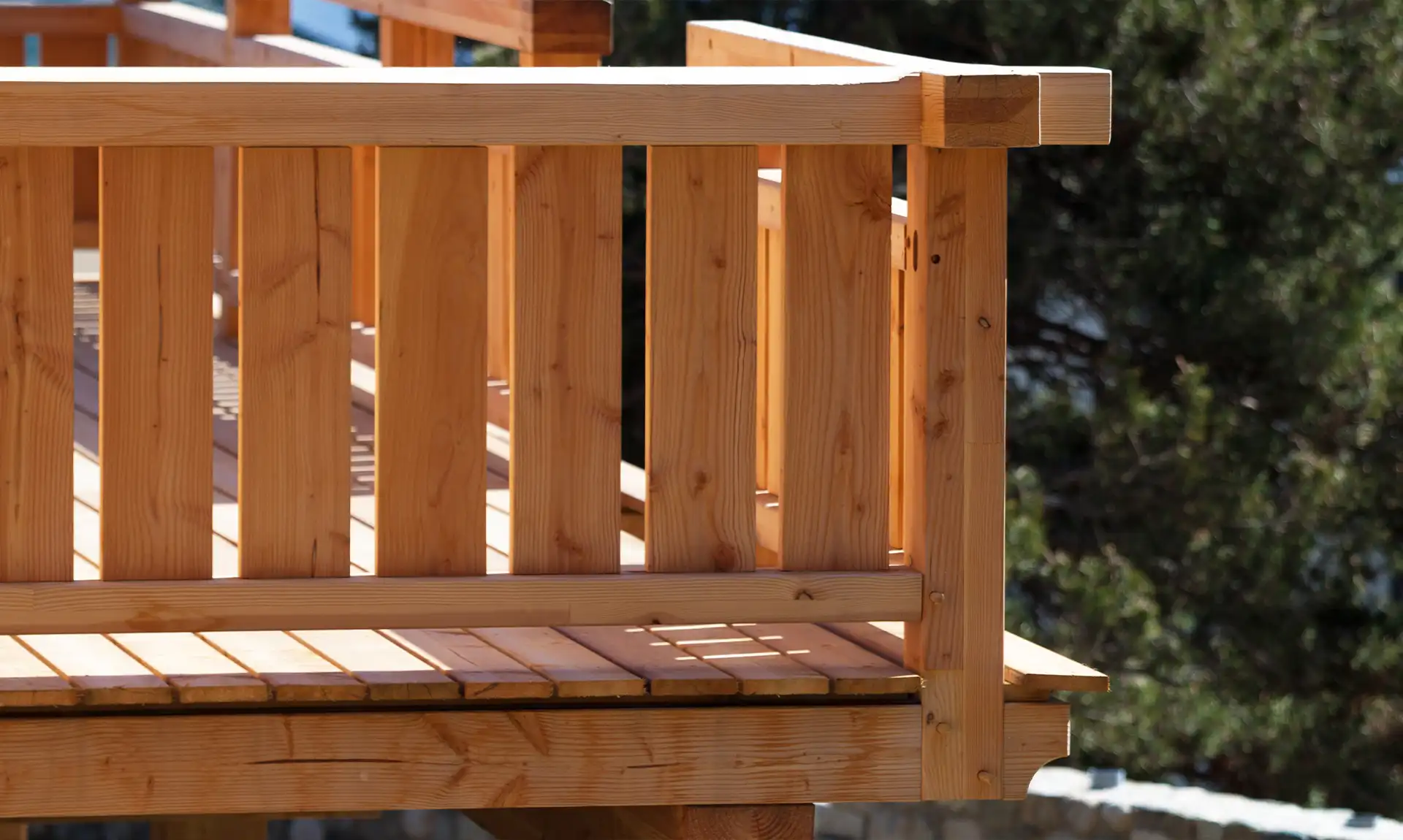 Nahaufnahme eines Holzbalkons