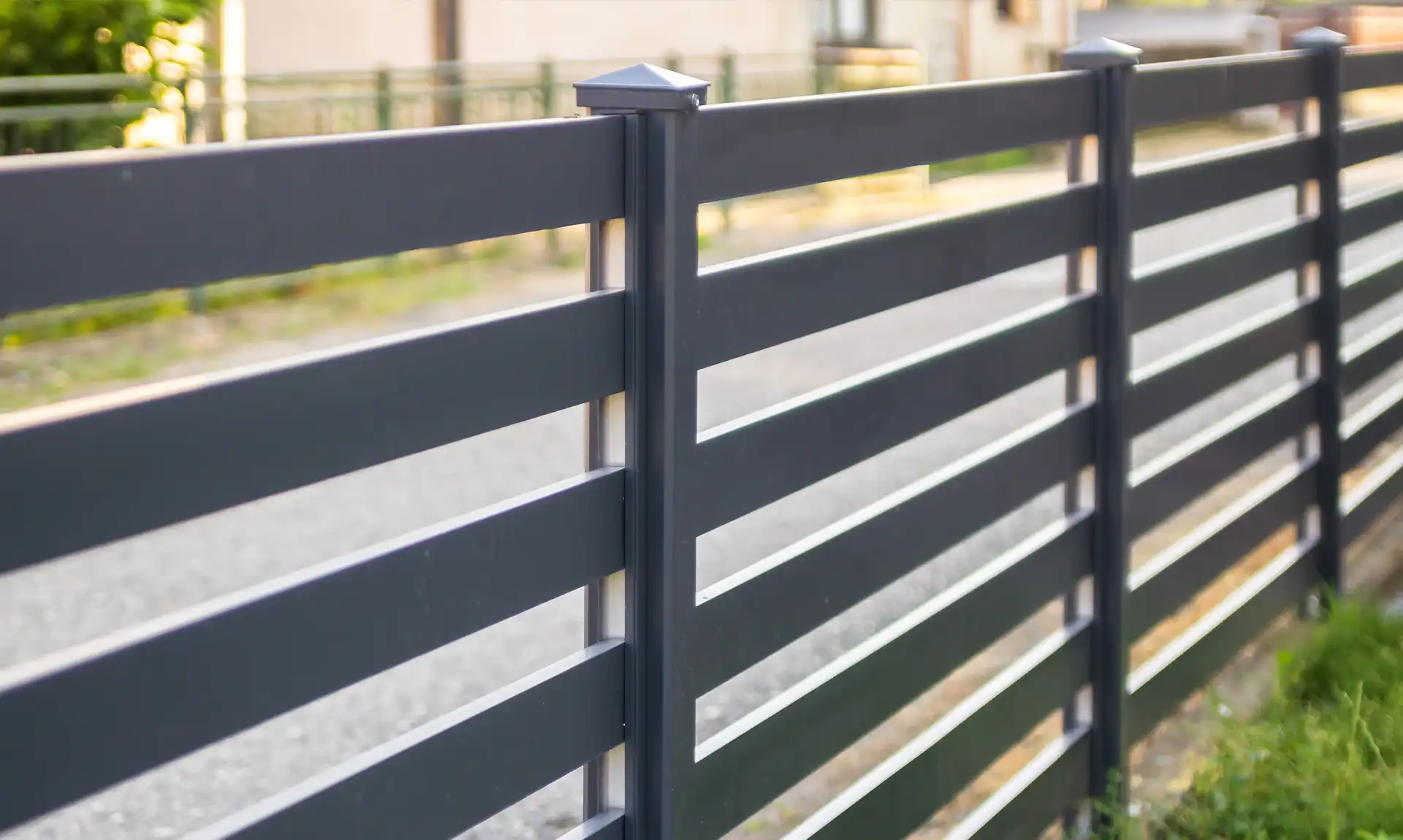 Nahaufnahme eines modernen Zauns